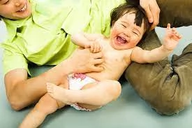 Mengenal Kebiasaan Bercanda yang Bisa Membahayakan Bayi dan Dampaknya pada Pertumbuhan Anak